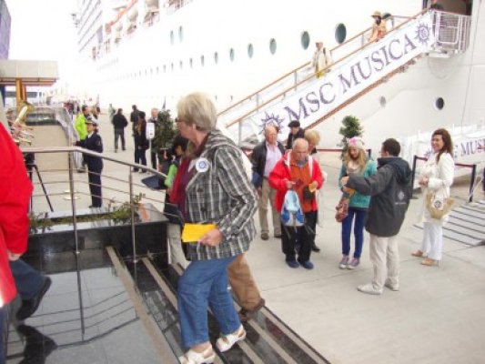 Pasagerii de pe MSC Musica au fost primiţi în Portul Constanţa cu muzică de fanfară